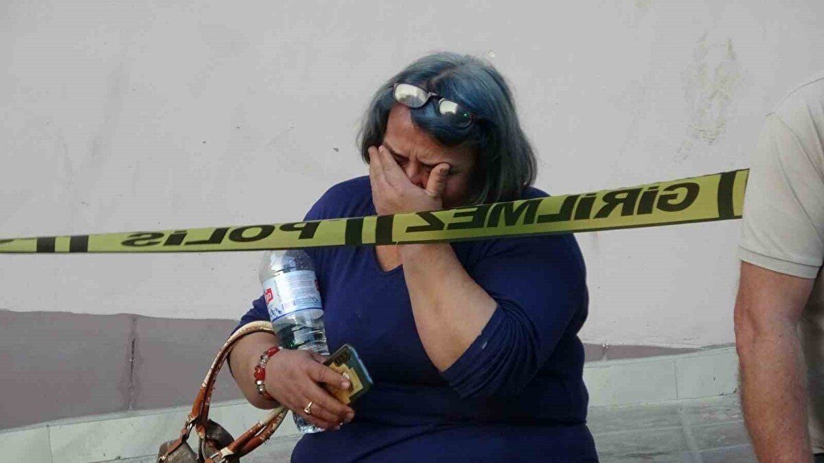 Durumu fark eden Neriman Onur, eşinin elindeki tabancayı görünce yardım çığlıkları attı. Bu sırada Mehmet Ali N., boşandığı eşi Neriman Onur’u tabanca ile başından vurdu.