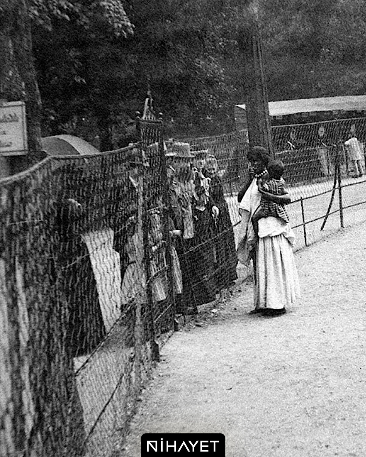Bu utan&#231; verici uygulama, Batı'nın medeniyet s&#246;yleminin ardındaki acımasız ger&#231;ekleri hatırlatıyor. G&#246;rseldeki &#231;ocuk yalnızca bir kurban değil; tarihin susturulmuş sesi.