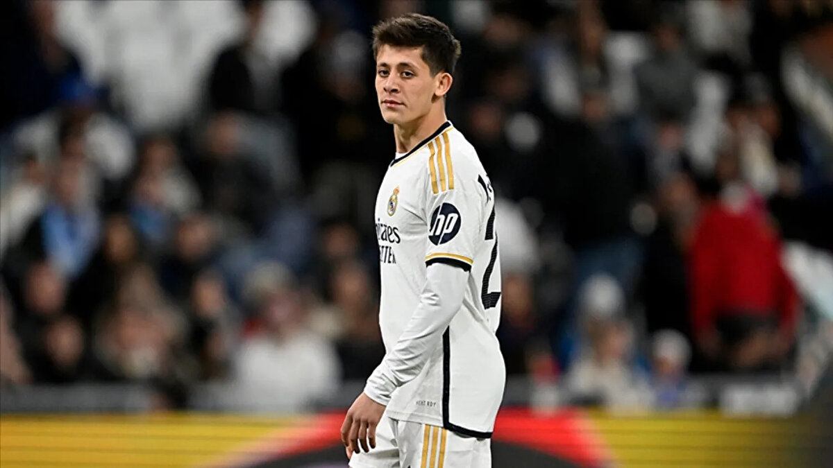 Bayer Levekusen'in başında geçen yaz ve ara transfer döneminde Arda Güler'i transfer etmek isteyen Xabi Alonso, yıldız oyuncuyla Real Madrid'de buluşacak.<br>