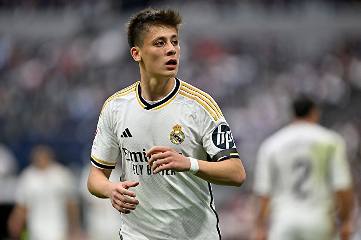 AS'da yer alan habere göre; Arda Güler'i çok beğenen Alonso, genç yıldızı gelecek sezon takımın kilit isimlerinden biri olarak görüyor.<br>