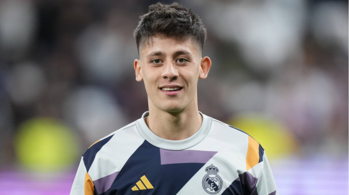 Real Madrid'in El Clasico'da da en çok güvendiği isimlerden olan Arda Güler, gelecek sezon kendisini çok beğenen Xabi Alonso'yla birlikte ilk 11'in değişmez isimlerinden biri olacak.<br>