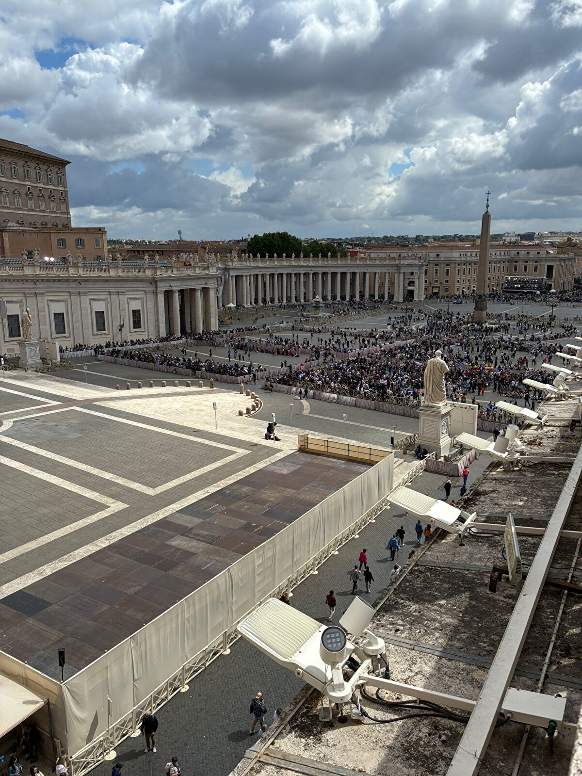 Her iki oylamadan da 3'te 2 çoğunluğu yani en az 89 oy alan bir kardinal çıkmayınca, papa seçilemedi ve Sistine Şapeli'nin bacasından dün olduğu gibi yine siyah duman yükseldi.