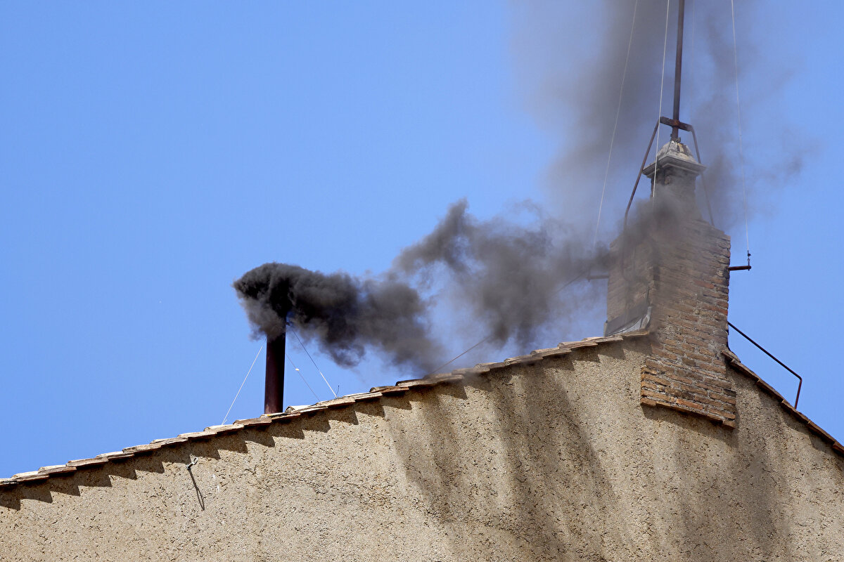 Siyah duman çıkarsa, oylamalarda papa seçilemediği, beyaz duman çıkarsa papa seçildiği anlamına gelecek.