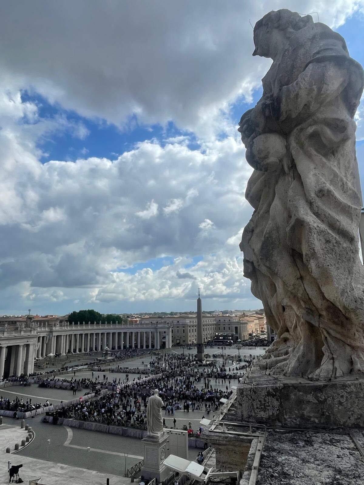 Bu arada, yaşı 80'in üzerinde olduğu için Sistine Şapeli'ndeki Konklav'a katılamayan Kardinaller Meclisi Dekanı Kardinal Giovanni Battista Re, Pompei kentinde yaptığı açıklamada, devam eden Konklav'da kısa sürede papa seçilebileceğine işaret ederek, "Bu akşam Roma'ya döndüğümde beyaz dumanı çoktan bulmuş olmayı umuyorum." dedi.