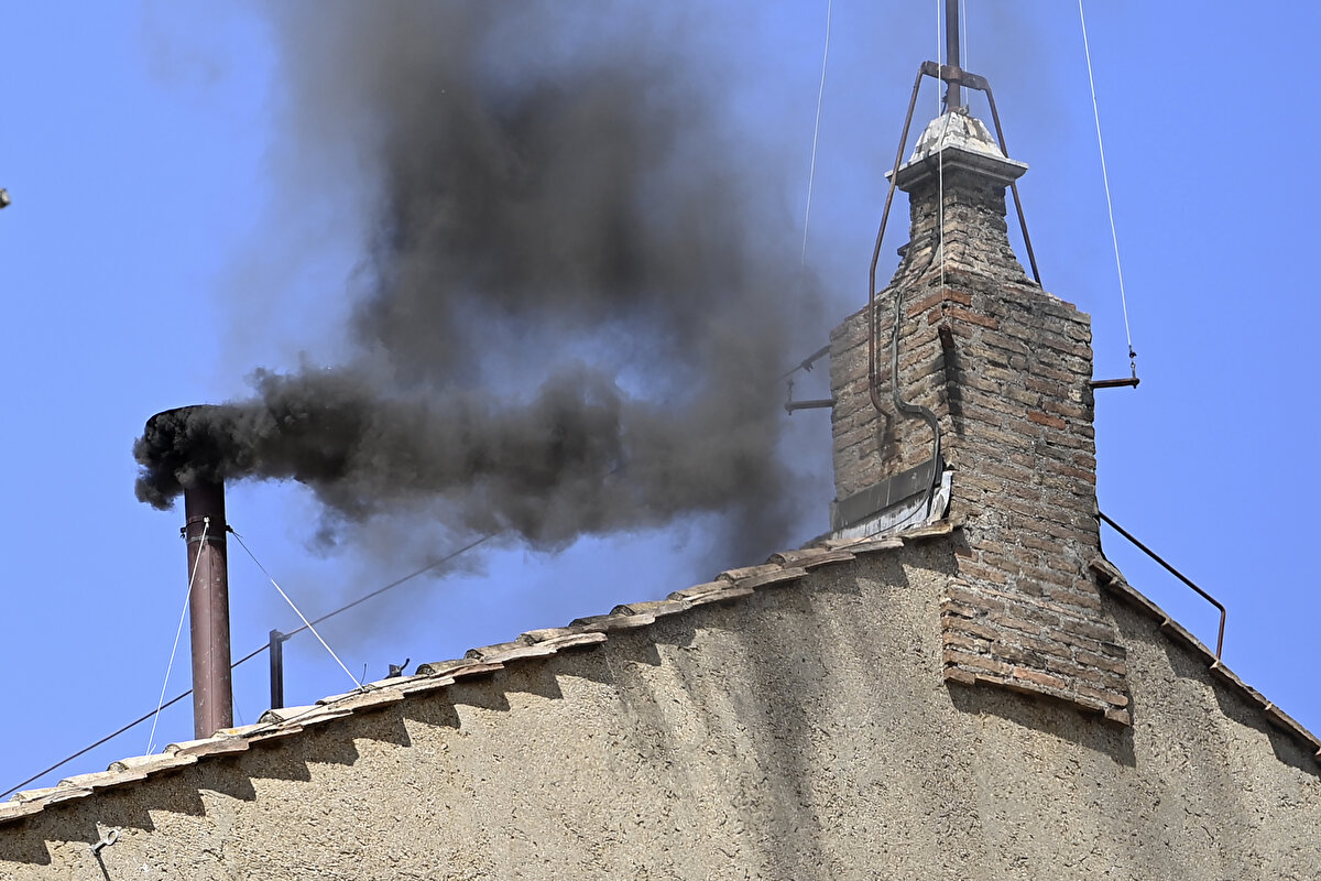 Hristiyan ruhban sınıfında Papa'dan sonra gelen en üst düzey din adamı olan kardinaller, sabah saatlerinde bir kez daha Sistine Şapeli'ne girdi ve iki oylama birden yaptı.