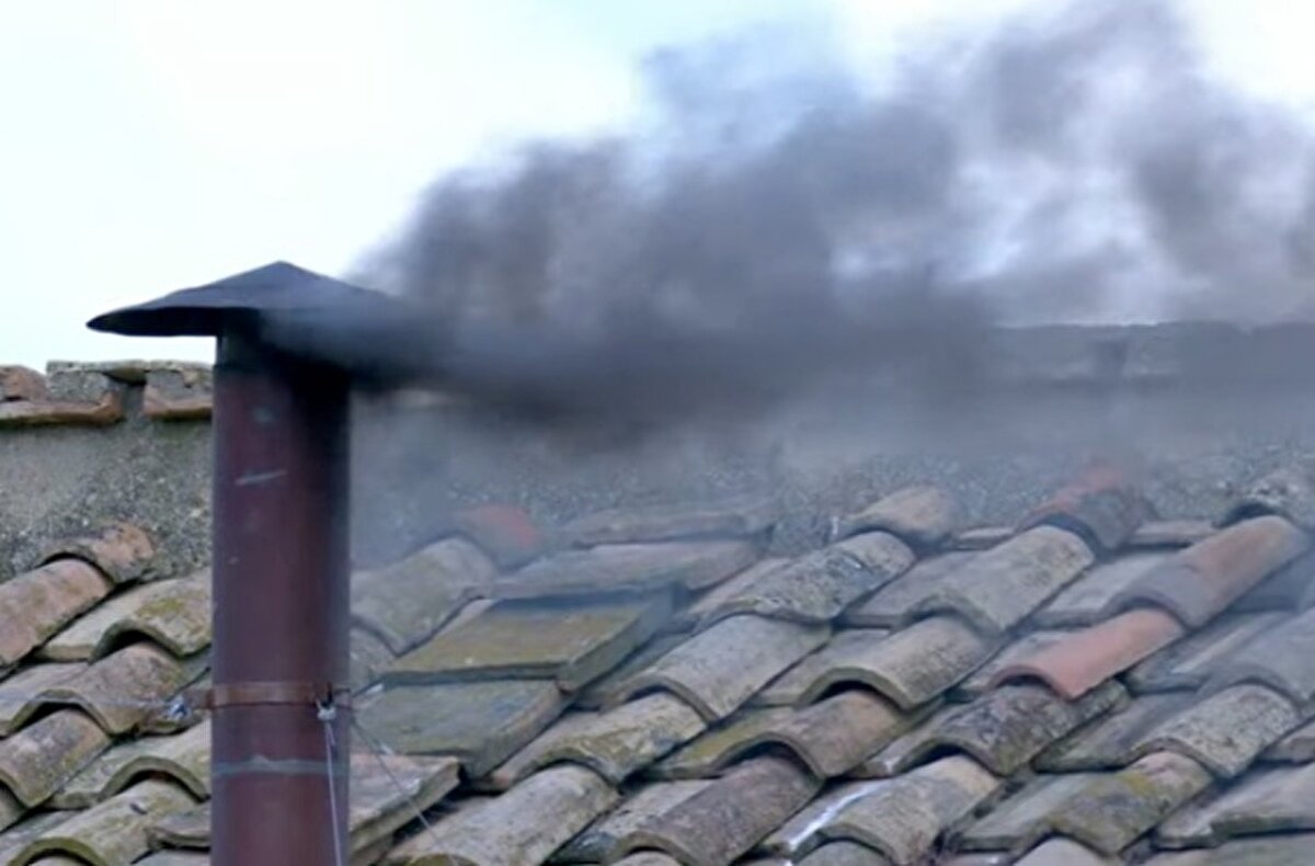 Katolik Kilisesi'nin yaşı 80'in altında olan 133 kardinali, bugün öğleden sonra 2 oturum daha yapacak. Bu oylamaların sonuçları da bu akşam saatlerinde yine Sistine Şapeli'nin bacasından çıkacak dumanla duyurulacak.