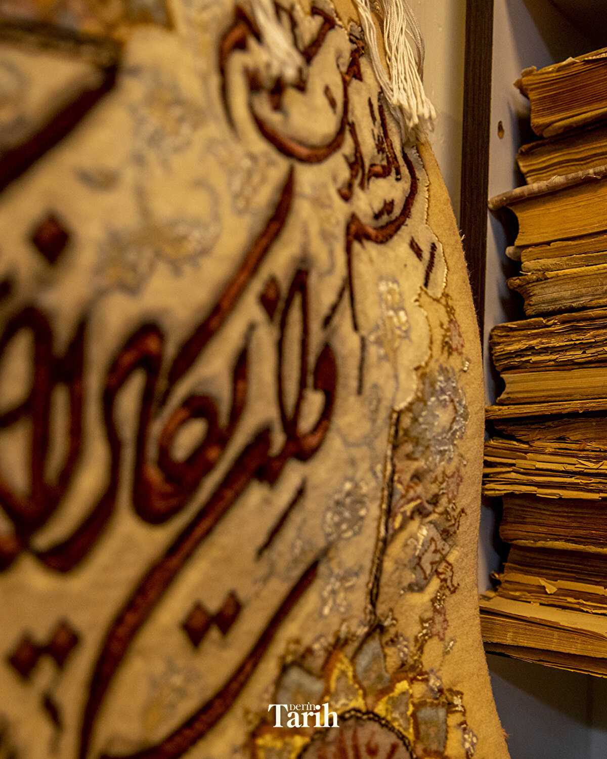 Irak rejiminin 1961 ve 1987’deki saldırıları nedeniyle tekkedeki birçok el yazması eser zarar görürken, 1297 yılında toplanan şair Enveri'nin şiirlerinin yer aldığı kitaptan da saldırılar nedeniyle tek sayfanın kaldığı belirtiliyor.