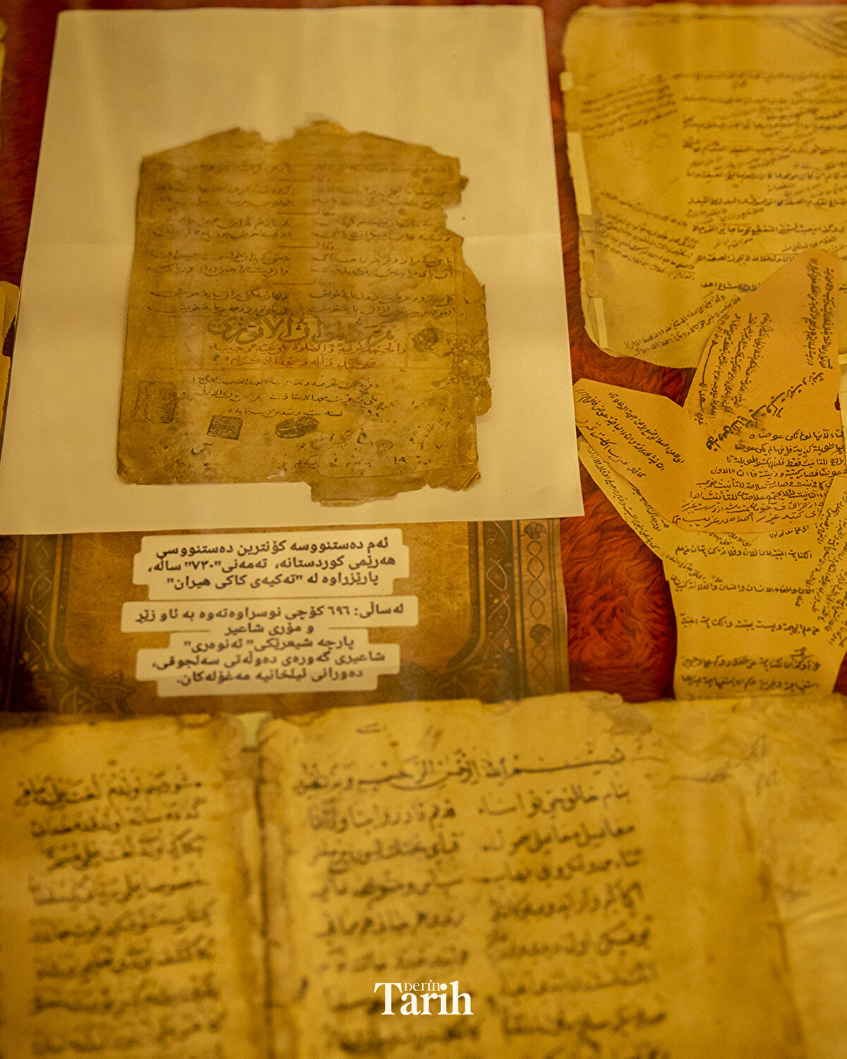 Osmanlı'dan kalan eserlerin de muhafaza edildiği tekkede, Sultan Abdülaziz adına basılan kitaplar da korunuyor.