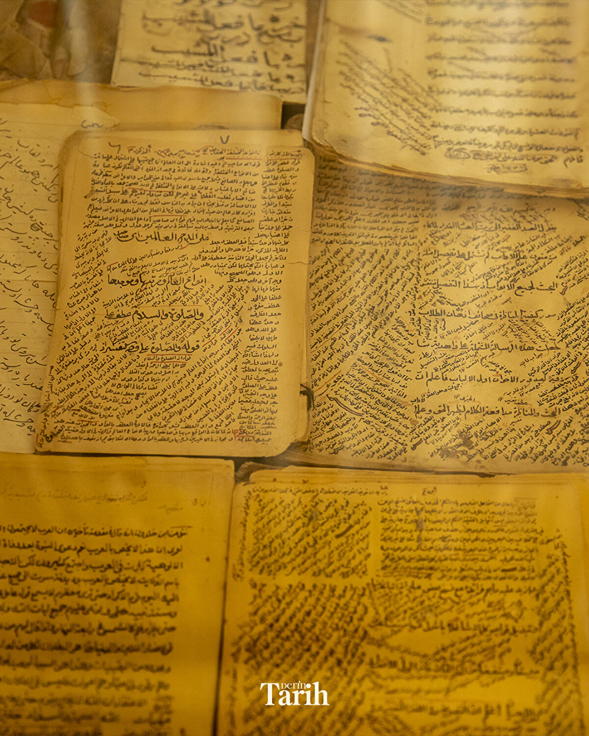 Irak rejiminin 1961'de Hiran'ı hedef aldığına işaret eden Hiran, atılan roketlerden birinin Hiran Tekkesine düştüğünü ve birçok el yazması ile belgenin yanarak yok olduğunu söyledi.