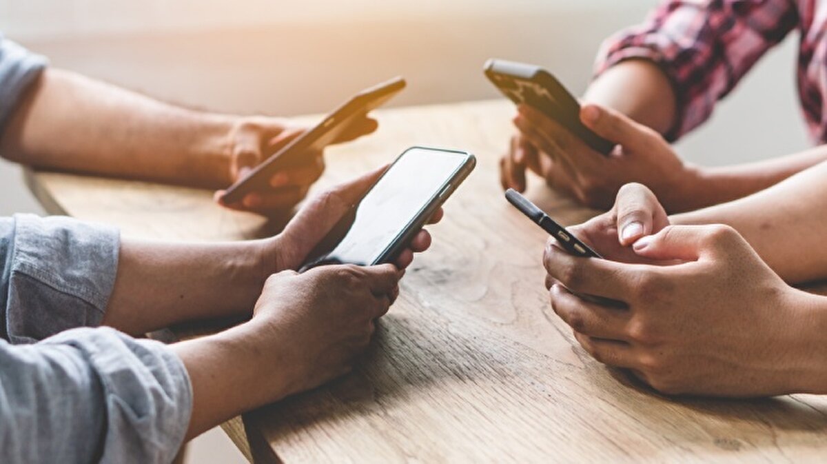 Rapora göre Türkiye’de toplam internet kullanıcı sayısı 77,3 milyona ulaşmış durumda. Kullanıcılar, her gün ortalama 7 saat 13 dakikasını internette geçiriyor. Sosyal medya platformu kullanım çeşitliliği de dikkat çekici: Bir kişi ayda ortalama 7,6 farklı sosyal medya platformunu aktif olarak kullanıyor.