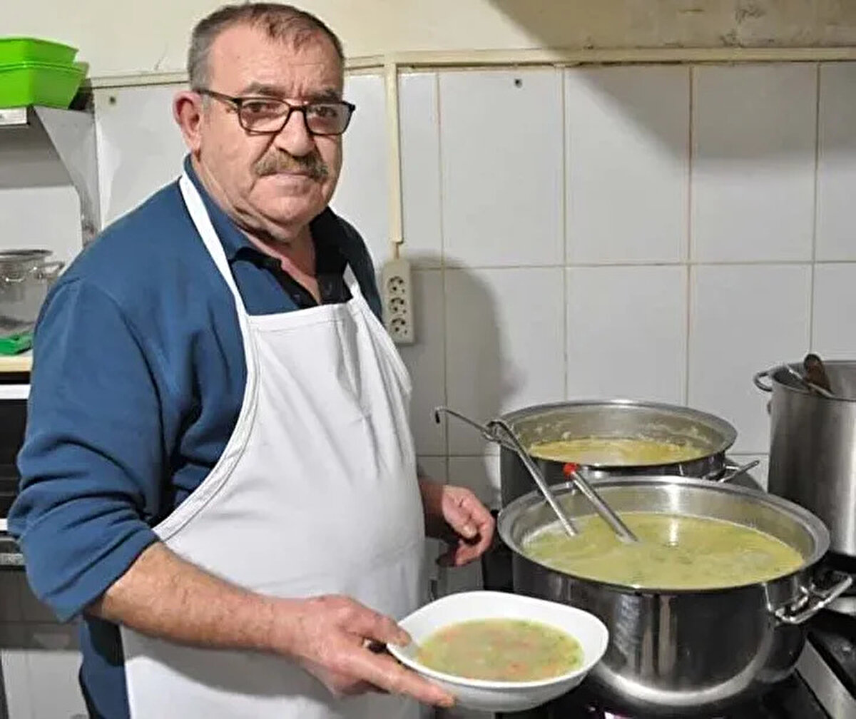 Eskişehir'de hizmet veren Çorbacı Münür adlı işletmenin sahibi Münür Subaşı, Google'da mekanı için olumsuz yorum yapanlara verdiği cevaplarla X'de gündeme geldi.