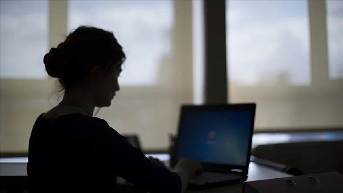 EK ÖDEME, MESAİ, SOSYAL TESİS İMKANI, İŞ GARANTİSİ<br><br>Bunun yanında mesai, ek ödeme, destek ve yardımlarla birlikte bazı memurlar için sosyal tesis hakları da bulunuyor ve aileleriyle birlikte bu haktan yararlanabiliyorlar. Ayrıca memuriyette disipline aykırı suçlar işlenmedikçe işten çıkarılma durumları da gerçekleşmiyor.