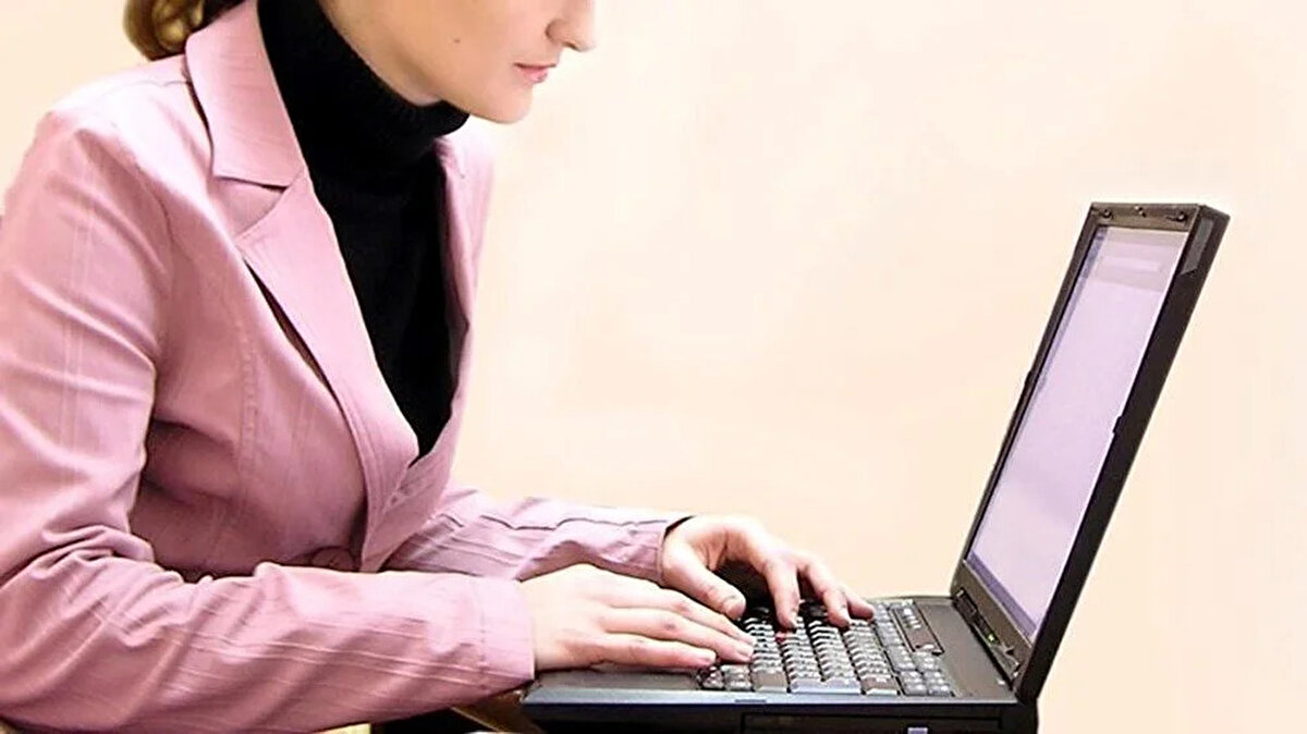 YILDA İKİ DEFA ZAM, HAFTA SONLARI TATİL<br><br>Kamu memuru ya da sözleşmeli personel olunması halinde yılda iki defa maaşlarına zam yapılıyor. Nöbet ya da vardiyalı çalışma sistemi dışında çalışan personeller hafta sonları izin yaparken hafta içi de saat 08:30 ile 17:00 arasında çalışma imkanı buluyorlar.<br><br>Yine vardiya ya da nöbeti olmayanlar resmi tatillerde ücretli izin yapma hakkına sahip oluyor. En düşük memur maaşı da 44 bin liraya yaklaştı.