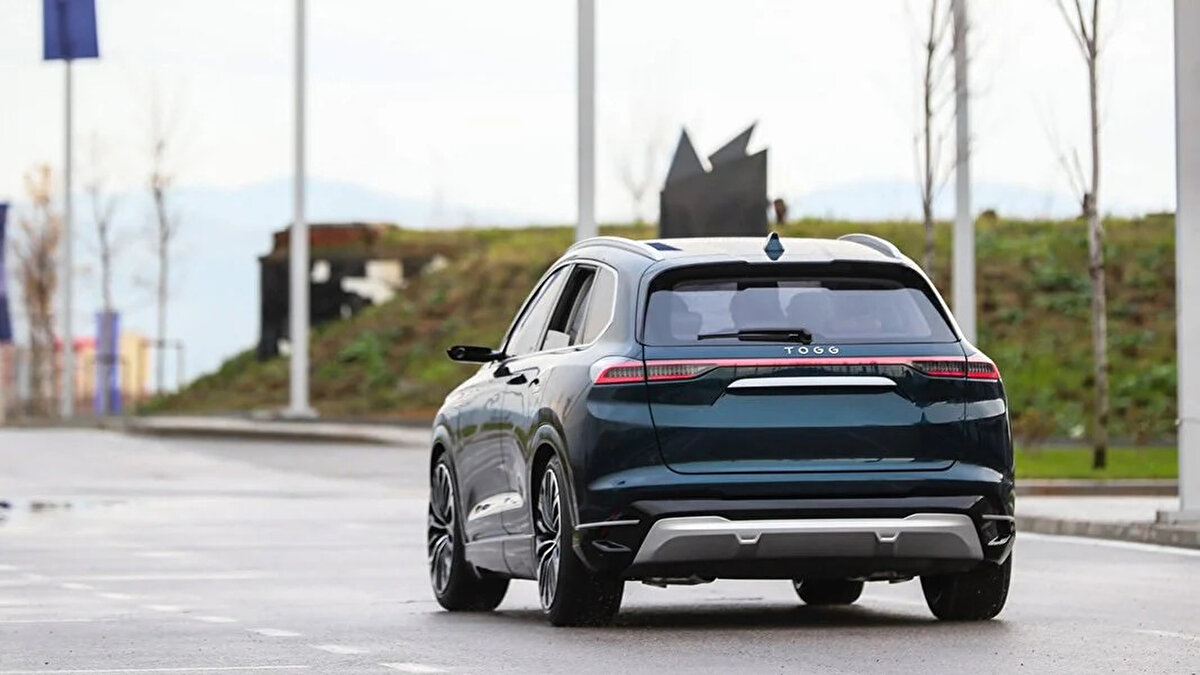 Togg T10X Opsiyon Fiyatları Mayıs 2025<br><br>Togg T10X için Mayıs 2025 itibarıyla güncel opsiyon fiyatları ise şöyledir:<br><br>19 inç iç jantlar: 30.000 TLTeknoloji ve Konfor Paketi V1: 35.000 TLKış Paketi V2: 20.000 TL22 kW AC Şarj Kapasitesi V1, V2: 20.000 TLPanoramik Cam Tavan V1, V2: 50.000 TLMeridian Premium Ses Sistemi V2: 50.000 TL