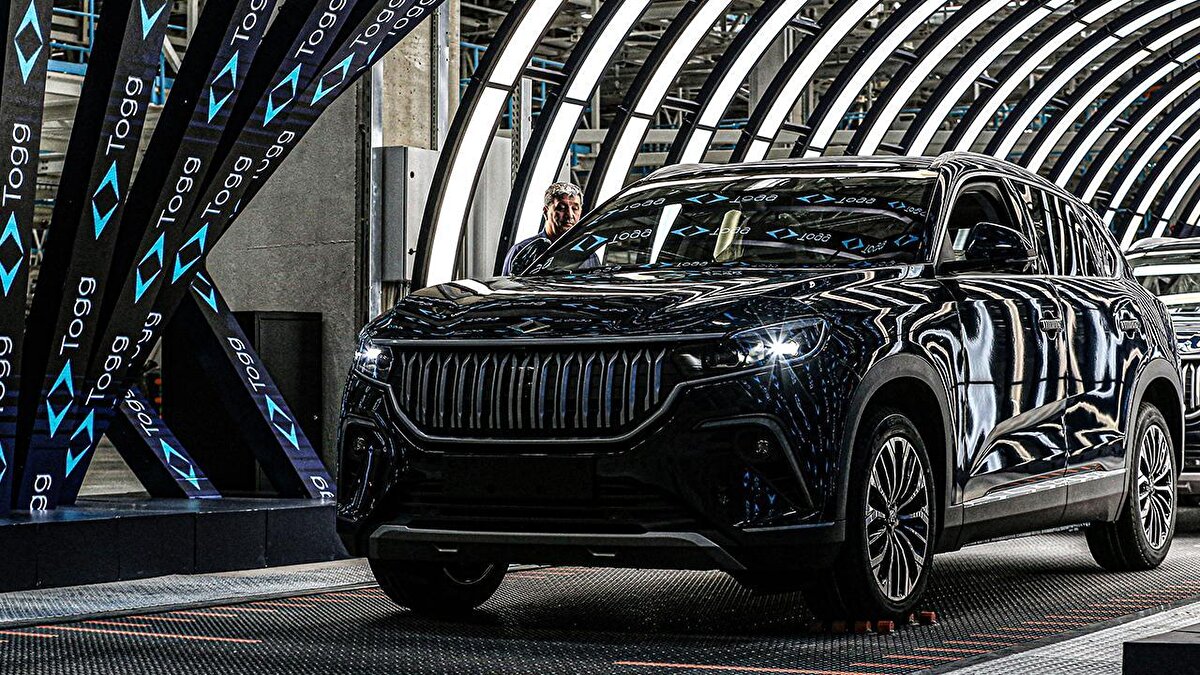 Togg T10F Fiyatı ve Satış Tarihi<br><br>Geçtiğimiz aylarda tanıtımı yapılan Togg'un sedan modeli T10F henüz satışa sunulmadı ve bu nedenle fiyatı da henüz belirlenmedi. T10F'in de T10X gibi faizsiz kredi imkanlarıyla satışa sunulması bekleniyor.<br><br>Daha önce T10F satışlarının 2025'in ilk çeyreğinde başlayacağı belirtilmişti. Ancak şu an için kesin bir satış tarihi açıklaması bulunmuyor. Togg Yönetim Kurulu Başkanı Fuat Tosyalı, daha önceki bir açıklamasında "Büyük ihtimalle nisan-mayıs aylarından itibaren de fastback aracımızda ön talep toplamaya başlayacağız" ifadelerini kullanmıştı. Gözler T10F'in ne zaman ön satışa çıkacağı ve fiyatının ne olacağında olacak.