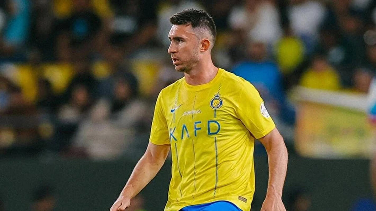 Yönetim, Al-Nassr ile 1 yıl daha kontratı bulunan ancak sezon sonunda takımdan ayrılması beklenen İspanyol stoper Aymeric Laporte'u kadrosna katmak için girişimlere başlayacak.<br><br>