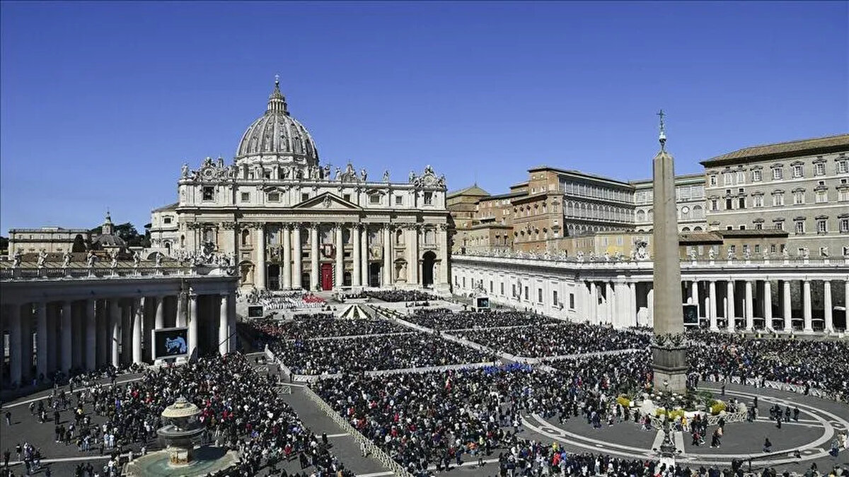 Kutsal Kilise'nin 267. lideri olan Robert Prevost, Katolik dünyasının ruhani lideri ilan edildi. Yeni papa kim? sorusu artık net bir cevap buldu: Yeni papa Robert Prevost oldu.<br><br>Bu tarihi seçim, yalnızca dini çevrelerde değil, dünya genelinde büyük yankı uyandırdı. Vatikan’ın kalbinde, yüzlerce yıldır süregelen geleneksel konklav süreci sonrasında seçilen yeni papa, milyonlarca Katolik Hristiyan'ın umudu ve rehberi olmaya hazırlanıyor.