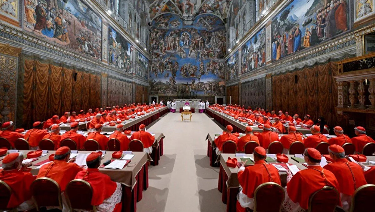 Sistina Şapeli'nde Tarihi Seçim<br>Sistina Şapeli, yüzyıllardır papa seçimlerinin yapıldığı kutsal mekân olarak bilinir. Bu yılki konklavda, 133 kardinal bir araya gelerek yeni papa için oy kullandı. İkinci günün sonunda, gerekli üçte iki çoğunluk sağlanarak yeni papa seçildi ve beyaz duman yükseldi. Bu an, Aziz Petrus Meydanı'nda toplanan binlerce kişi tarafından coşkuyla karşılandı.