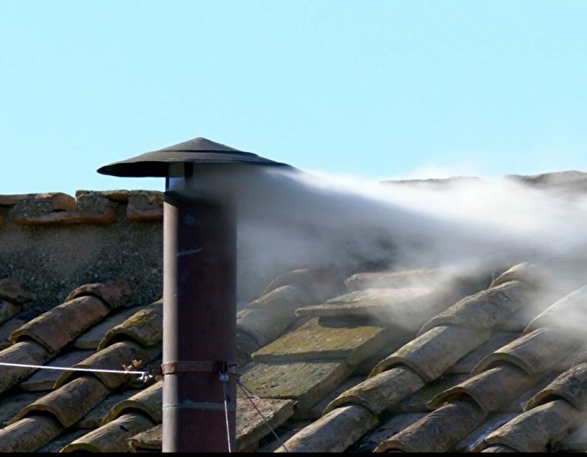 Sistina Şapeli’nde Beyaz Duman<br>Katolik dünyasının ruhani lideri, geleneksel olarak Sistina Şapeli’nde gerçekleştirilen konklav süreciyle belirlenir. Bu süreçte, dünya genelinden 120’ye yakın kardinal bir araya gelir ve yeni papa için oylama yapar. Bu yılki seçimde de Sistina Şapeli'nde günler süren gizli görüşmelerin ardından Robert Prevost, kardinallerin çoğunluğunun oyunu alarak yeni papa seçildi.