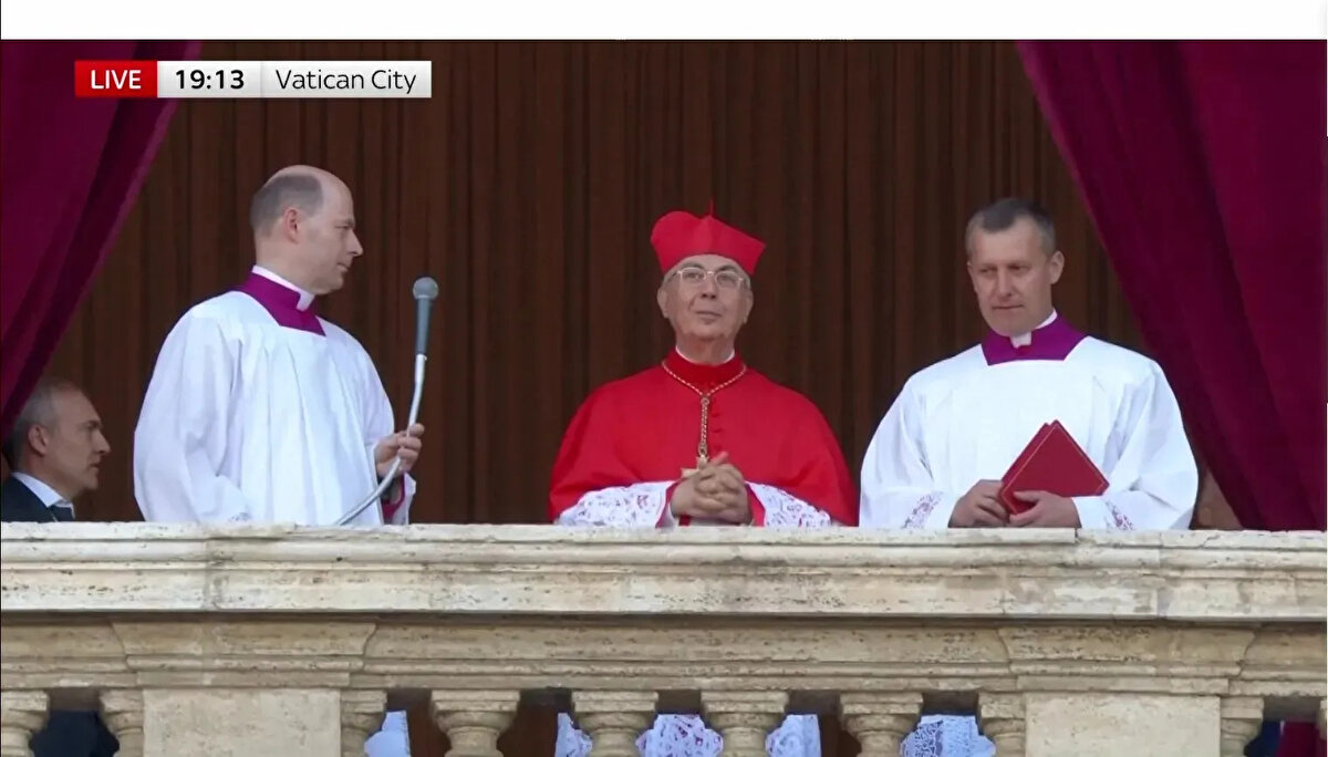 Papa Robert Prevost ile Yeni Bir Dönem<br>Yeni papa kim? sorusunun yanıtı artık net: Papa Robert Prevost. Bu seçim, Vatikan’ın reform sürecine devam edeceğini gösteriyor. Prevost’un mütevazı yaşam tarzı, diplomatik deneyimi ve yenilikçi vizyonu, Katolik Kilisesi’nin geleceğinde etkili bir rol oynayacak.<br><br>Yeni papa seçildi; bu yalnızca bir lider değişimi değil, aynı zamanda milyarlarca insan için yeni umutların filizlendiği bir dönemin kapısı. Robert Prevost kimdir, nerelidir, kaç yaşındadır? gibi soruların cevabı artık dünya kamuoyu tarafından biliniyor. Fakat esas önemli olan, onun bu tarihi görevde göstereceği liderliktir.