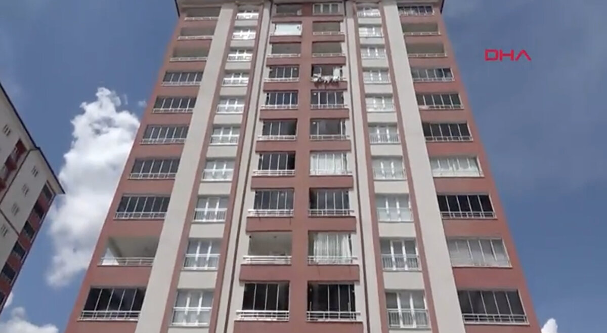 Olay, saat 00.00 sıralarında Kılavuz Mahallesi 58'inci Sokak'taki İdil Apartmanı D Blok 12'nci kattaki dairede meydana geldi. Köyüne yakınlarının yanına giden Ayşegül Şimşek, gece geç saatlerde eve geldiğinde çocukları Umutcan ve Melisa Şimşek'i kanlar içinde hareketsiz buldu. Annenin feryatları üzerine komşuları 112 Acil çağrı Merkezine haber verdi. İhbar üzerine adrese polis ve sağlık ekipleri sevk edildi. Sağlık ekiplerinin yaptığı kontrolde Şimşek kardeşlerin hayatını kaybettiği tespit edildi.