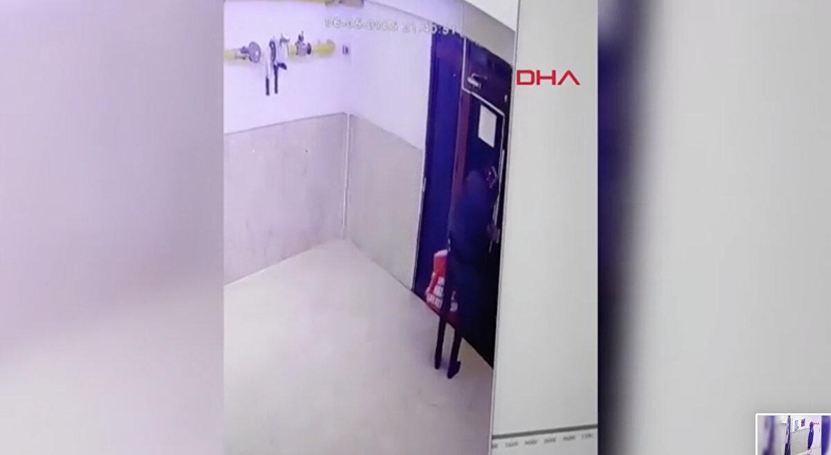 Sivas’ta iki kardeşi öldüren cinayet zanlısı Ankara’da yakalandı<br><br>Sivas’ta boğazları kesilerek öldürülen 22 ve 16 yaşındaki iki kardeşin cinayet zanlısı, Sivas İl Emniyet Müdürlüğü ekiplerinin titiz takibi sonucu Ankara’da yakalandı.