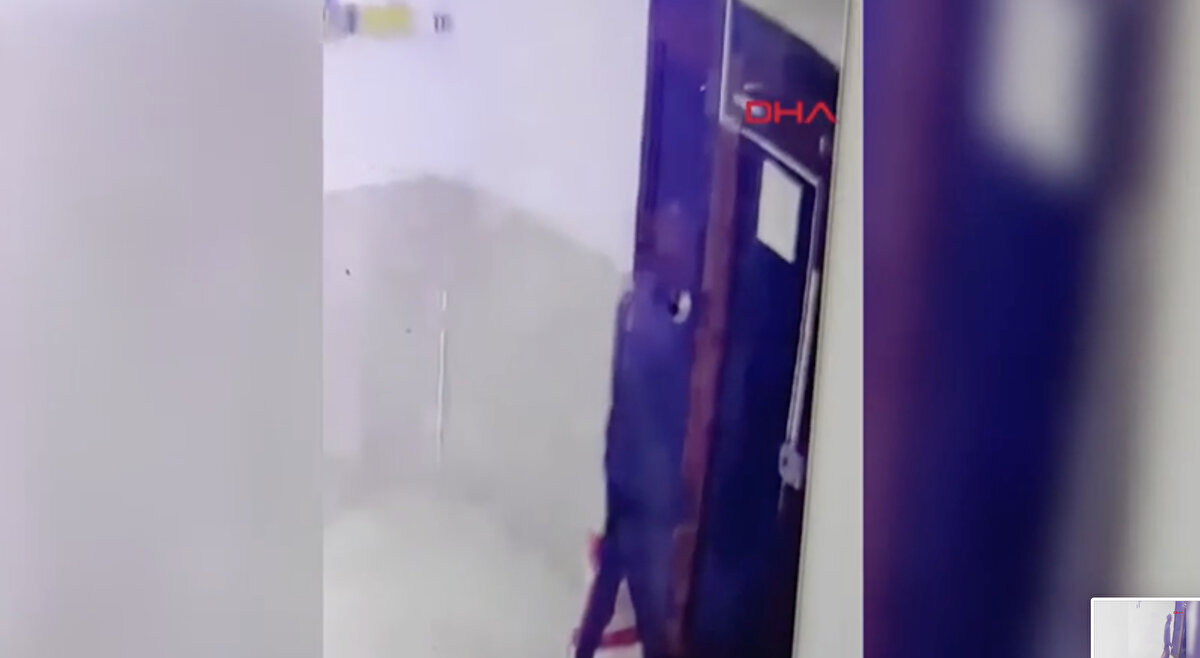 Binadaki görgü tanıklarının da ifadeleri doğrultusunda cinayetleri işlediği tahmin edilen kişinin kimliğinin belirlenmesi ve yakalanması için polis ekipleri harekete geçti. 