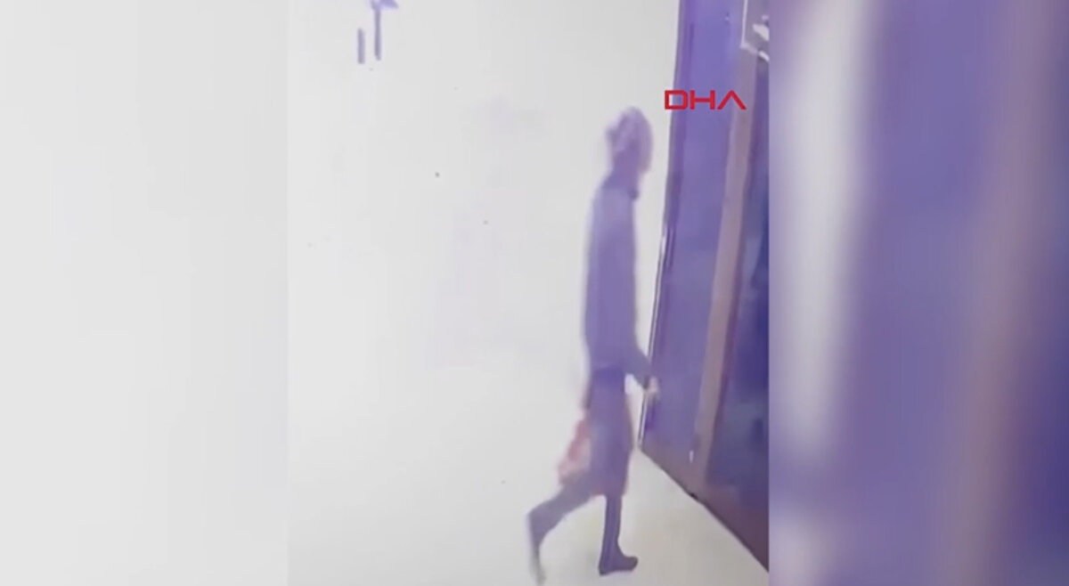 Maskeli şüpheli 5 saat binada kalmış<br><br>Binanın güvenlik kameralarını inceleyen polis ekipleri, saat 17.00 sıralarında apartmana giren ve saat 22.00 sıralarında yeniden çıkan yüzünde maske, gözlük ile başında şapka ve elinde poşet bulunduran kişiyi tespit etti. 