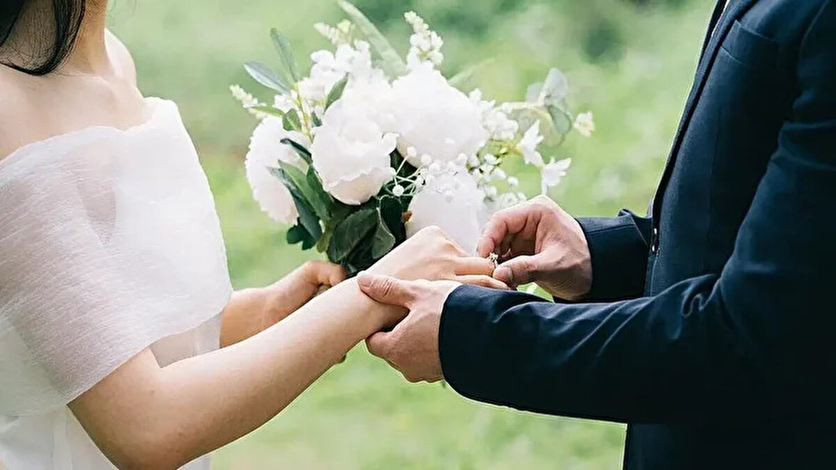 Başvurular nasıl ve nereden yapılacak?<br><br>Başvurular, Aile ve Sosyal Hizmetler Bakanlığı’nın belirlediği kriterlere göre yapılacak. Evlenecek çiftlerin nikah belgeleriyle sisteme kaydolması ve başvurularını onaylatmaları yeterli olacak. Bakanlık onayının ardından oluşan barkod ile emlak danışmanlarına başvuran çiftler, kira komisyonu ödemeden evlerine taşınabilecek.