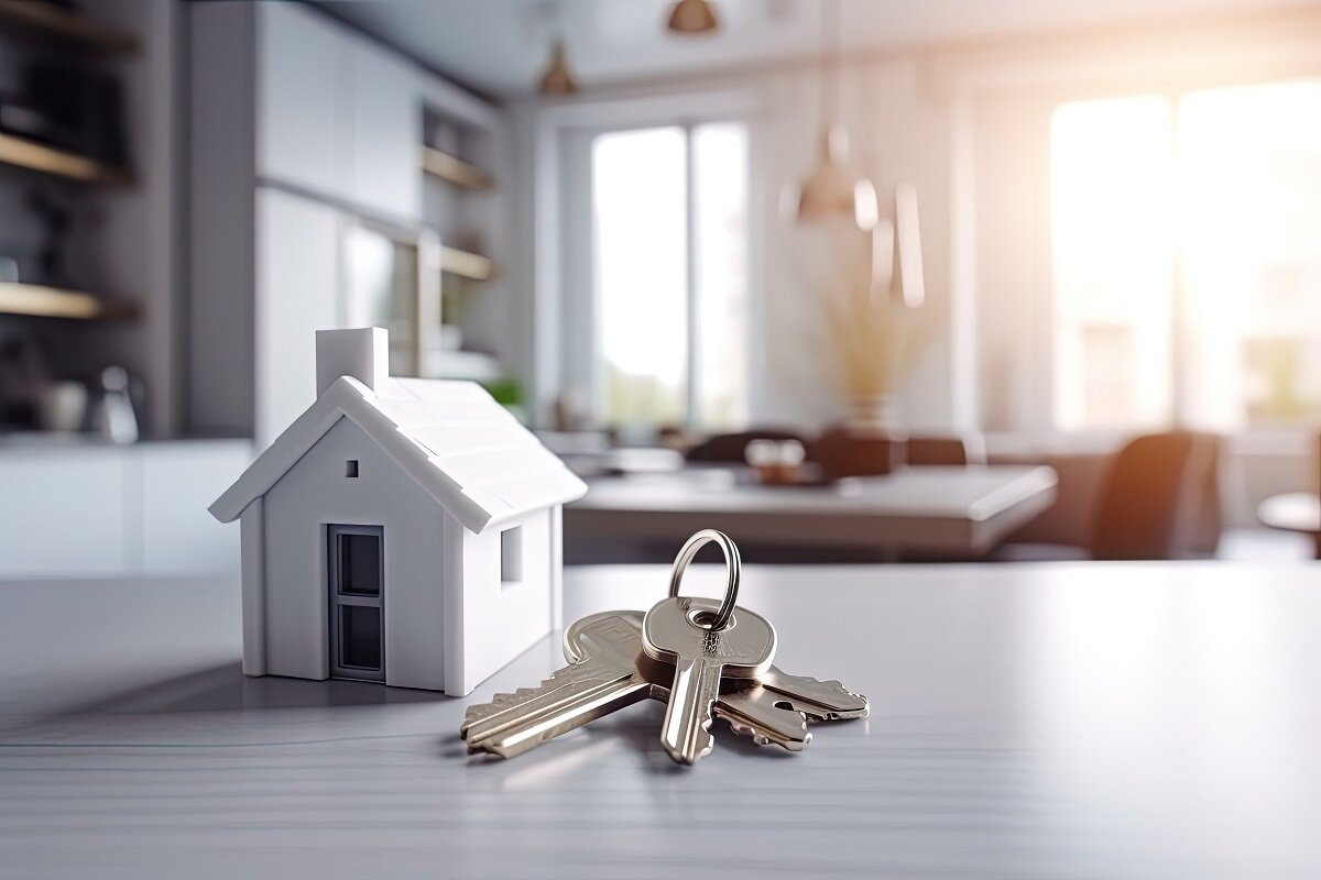 2,5 Milyar TL destek verilmiş olacak<br><br><br>"Küçük bir hesap yapmak gerekirse 30.000 TL'yi evi kiralayan bir çift bize de 30.000 TL hizmet bedeli vermiş olacak. Ama biz bunu aile yılı olması nedeniyle almayacağız. Evliliklerini ispatını veya nikah tarihlerini belli edecek şekilde resmi bir evrakla bakanlığa başvurduktan sonra bakanlık onayladıktan sonraki süreçte bir barkod oluşuyor. Bizdeki işlem de şu şekilde olacak; oradan barkodu bize getirip ibraz eden bir çiftin hizmet bedelini kiralık hizmet bedeli olarak biz almayacağız"<br><br>Uygulamanın detaylarını da aktaran Akçam, "Kriterleri uygun olan 100 bin kişi olduğunu planlıyoruz. Burada 25 bin TL aylık kira bedeli bize vermesi gereken parayı hesap ettiğimiz zaman yaklaşık 2,5 milyar TL, bizler de emlak danışmanları olarak destek vermiş olacağız" ifadelerini kullandı.