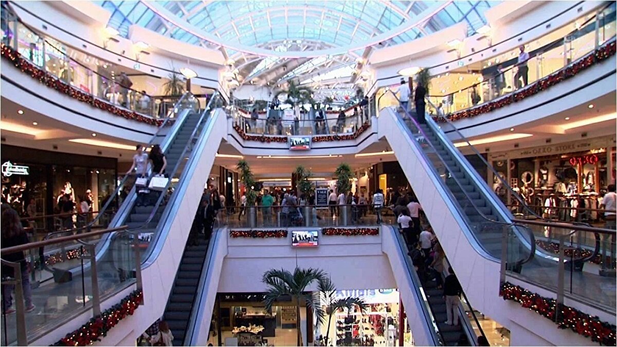 Ortak alan tanımı netleştirildi<br><br>Yönetmelik değişikliğiyle birlikte AVM projelerinde 'ortak kullanım alanı' tanımı da netleşti. Artık, bir alışveriş merkezi projesinde ortak kullanım alanlarına yer verilmemesi durumunda yapı ruhsatı düzenlenmeyecek. Dış cepheler ve çatı gibi doğrudan kullanıcıya hizmet etmeyen bölümler ise bu kapsama dahil edilmeyecek. Böylece tüketici deneyimini doğrudan etkileyen ortak alanlar zorunlu hale geliyor.