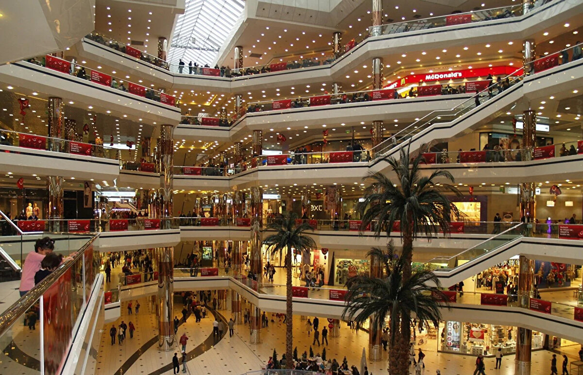 10 bin metrekare altı AVM’lere sınırlama getirildi<br><br>Yeni düzenleme, metrekare ve iş yeri sayısına göre farklı yükümlülükleri de beraberinde getiriyor. Satış alanı 10 bin metrekarenin veya iş yeri sayısı 30’un altında olan AVM’lerde yönetmelikteki bazı hükümler doğrudan uygulanacak. 10 bin ila 20 bin metrekarelik alışveriş merkezlerinde ise, faaliyet sürecinde iş yerlerinin yarısından fazlasının faal olmaması veya ulusal-uluslararası düzeyde perakende zincirleri tarafından işletilmemesi halinde, Ticaret Bakanlığı bu AVM’lerin faaliyetini askıya alabilecek.