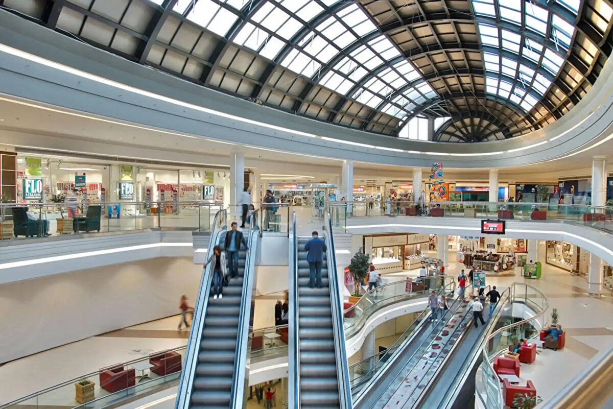 Ortak giderler şeffaf hale gelecek<br><br>Yönetmelikte dikkat çeken bir diğer düzenleme ise ortak gelir ve gider raporlarına yönelik oldu. AVM yönetimleri, her yıl bir önceki takvim yılına ilişkin ortak gelir-gider raporunu hazırlayarak en geç Nisan ayı sonuna kadar bünyesindeki perakende işletmelere iletmekle yükümlü olacak.<br><br>Raporlarda; tüm gelir ve gider kalemleri türleri ve tutarlarıyla birlikte detaylı şekilde belirtilecek. Ayrıca birim satış alanına düşen ortak gider tutarı, boş iş yerleri ve işyeri sahipleri tarafından karşılanan giderler gibi ayrıntılar da yer alacak.