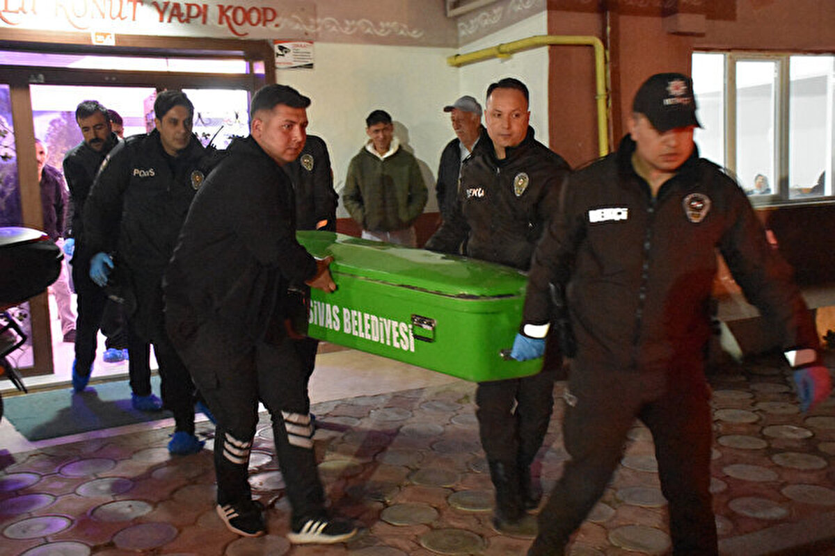 Cumhuriyet savcısının incelemesinin ardından Umutcan ve Melisa Şimşek kardeşlerin cenazeleri otopsi için Sivas Cumhuriyet Üniversitesi Tıp Fakültesi Hastanesi morguna kaldırıldı.