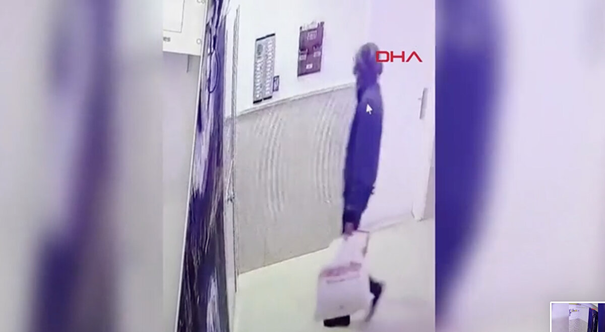 Plastik kelepçelerle elleri bağlanmış<br><br>Olaya ilişkin polis ekipleri tarafından geniş çaplı çalışma başlatıldı. Yapılan incelemede her iki kardeşin de ellerinin plastik kelepçelerle bağlandıktan sonra bıçakla boğazlarının kesildiği tespit edildi.