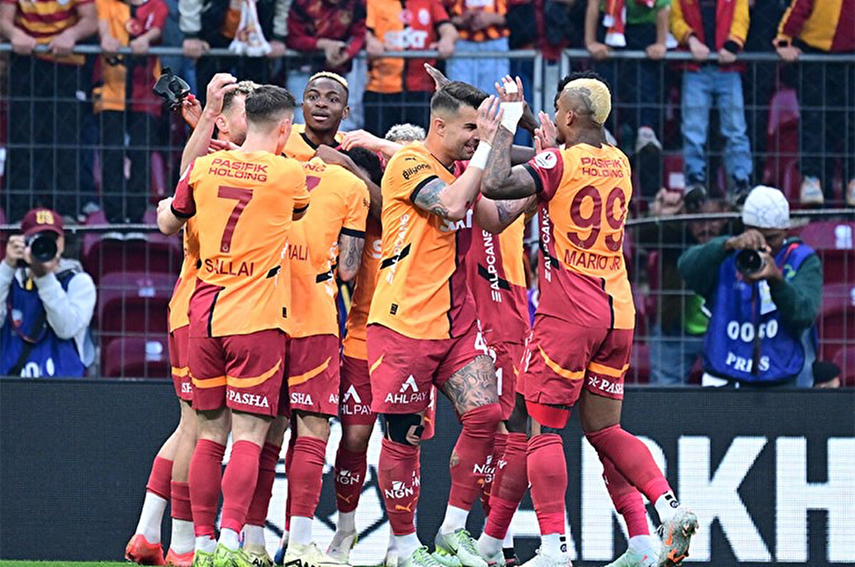 Süper Lig'de üst üste 3. kez şampiyon olmak için gün sayan Galatasaray 5. yıldızı takacak ve yeni sezonda Şampiyonlar Ligi'ne direkt olarak katılacak.<br>