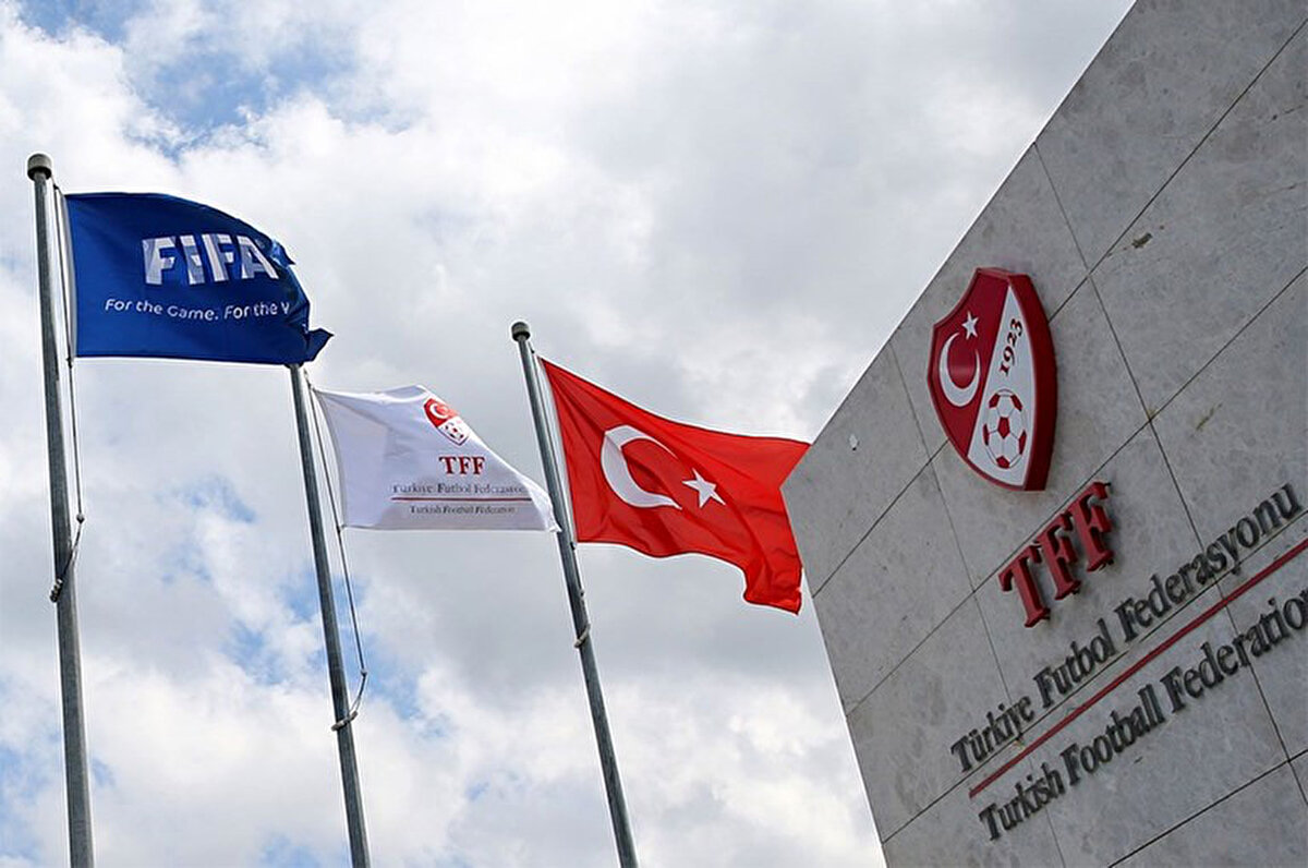 Türkiye Futbol Federasyonu, Süper Lig'de yeni sezonla birlikte 14 yabancı kuralının devam edeceğini ancak 2 futbolcunun 2003 ve sonraki tarihlerde doğmuş olma şartının uygulanacağı açıklamıştı.<br>