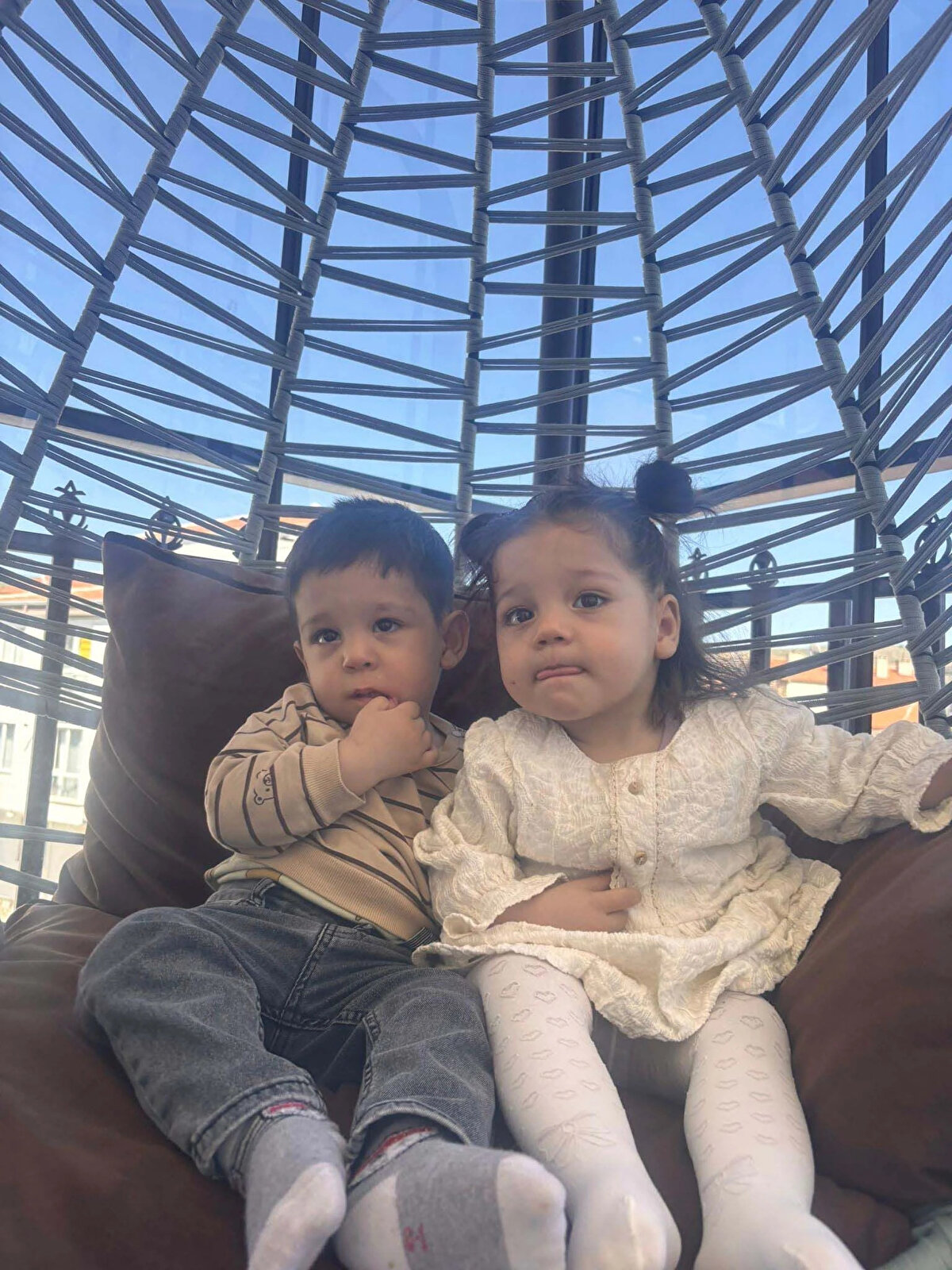 Van 6’ncı Hudut Tugay Komutanlığı'nda görevli Piyade Uzman Çavuş Gökhan Dal, dün saat 18.00 sıralarında askeri aracın devrilmesi sonucu şehit oldu. Dal'ın cenazesi bugün memleketi Aksaray'ın İncesu köyünde getirildi. İlk olarak baba evinin önünde helallik alındı. Bu sırada ikiz çocuklarıyla eşinin tabutunu karşılayan Melike Dal, gözyaşlarına hakim olmadı.