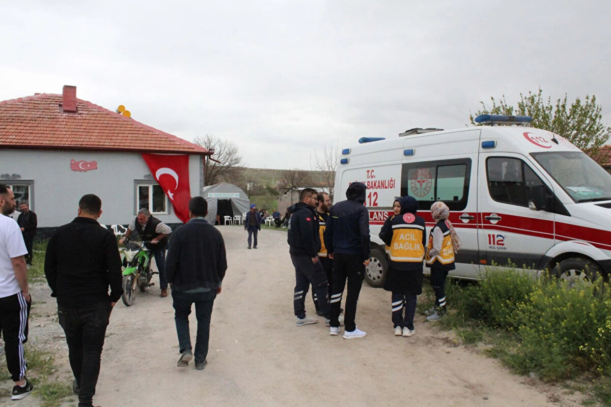 Van 6’ncı Hudut Tugay Komutanlığı'nda görevli olan ve askeri aracın devrilmesi sonucu şehit düşen Piyade Uzman Çavuş Gökhan Dal (28), bugün memleketi Aksaray'da toprağa verildi. Dal'ın kazadan yaklaşık 2 saat önce eşi Melike Dal ile telefonla konuştuğu ve 1,5 yaşındaki ikiz çocukları Neva Ada ile Ayaz Buğra'nın fotoğrafını istediği öğrenildi.