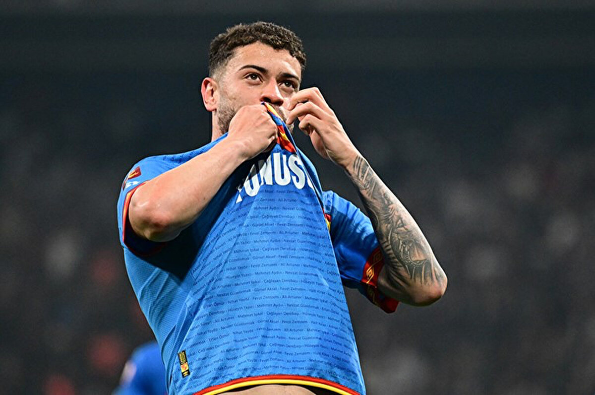 Romulo bu sezon Göztepe formasıyla 30 maçta 15 gol ve 10 asistlik skor katkısı verdi.<br>