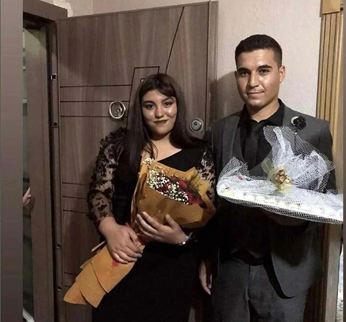 Kuzeni Murat Sert, Gökhan Dal’ın sözleşmeli uzman çavuş iken 4 ay önce sınavla uzman çavuş olduğunu belirterek, şunları söyledi:<br><br>“Sınava girip uzman çavuş oldu ve 4 ay önce görev için Van'a gitti. Orada dün elim bir kaza sonucu şehit düştü. Yakın zamanda ailesini de yanına götürmeyi planlıyordu ama nasip olmadı. En son 4 ay önce kadar sınava girmeden gelmişti ve o dönem görüşmüştük. Şehidimizin ikiz yavrusu var. 3 yıl önce evlendi. Şehidimiz, askerlik görevine başladığı günden itibaren vatan uğruna kahramanca görevini tüm Türk gençliği olarak yerine getirdi ve en sonunda elim bir trafik kazası sonucu şehit oldu.”