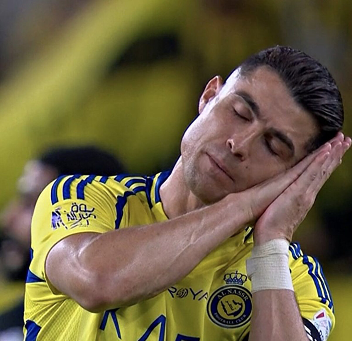 Al Nassr'ın yediği golün ardından Cristiano Ronaldo'nun takım arkadaşlarına "Uyuyorsunuz" hareketi yaparak tepki göstermesi gündem olmuştu.<br>