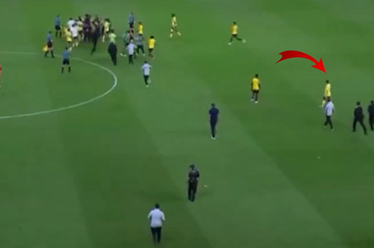 Al Ittihad kaptanı Benzema'nın kavgayı ayırmak için çaba gösterirken Ronaldo'nun olay yerine bile gitmemesine Al Nassr taraftarları sosyal medyada tepki gösterdi.<br>