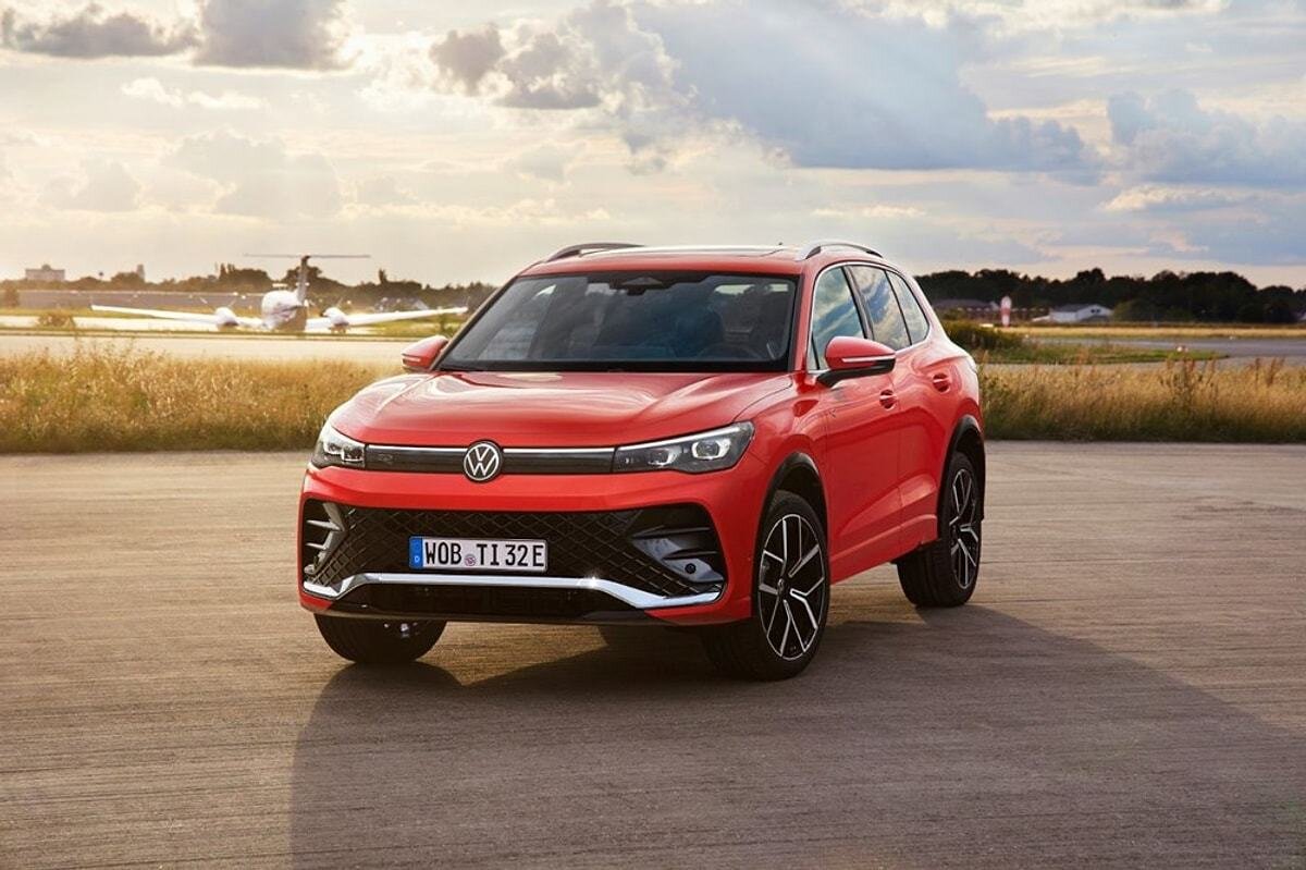 Volkswagen Tiguan Fiyat Listesi Mayıs 2025<br><br>Yeni Tiguan 1.5 eTSI ACT 150 PS DSGLife - 2.625.000 TL <br><br>Yeni Tiguan 1.5 eTSI ACT 150 PS DSG Elegance - 3.191.000 TL <br><br>Yeni Tiguan 1.5 eTSI ACT 150 PS DSGR-Line - 3.404.000 TL <br><br>Yeni Tiguan 2.0 TDI SCR 193 PS 4MOTION DSG Elegance - 4.697.000 TL <br><br>Yeni Tiguan 2.0 TDI SCR 193 PS 4MOTION DSGR-Line - 4.972.000 TL