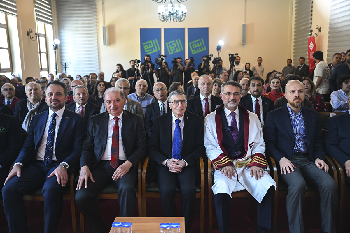 Fatih Sultan Mehmet'in önemini vurgulayan Sancar, bu nedenle üniversiteden fahri doktora verilmesi teklifi geldiğinde hiç düşünmeden "evet" dediğini, 50'ye yakın üniversiteden fahri doktora teklifi almasına rağmen çoğunu kabul etmediğini anlattı.<br><br>Sancar, "Fatih, gururumuzdur, yol gösterenimizdir, bizim için bir ışıktır. Fetihler zamanı geçti, büyük bir Türk dünyası olarak birleşirsek fethe lüzum yok. Fatih, bilime çok önem veriyordu. Bu medreseyi, üniversiteyi kurması da onun eğitime ne kadar önem verdiğinin bir timsalidir." ifadelerini kullandı.