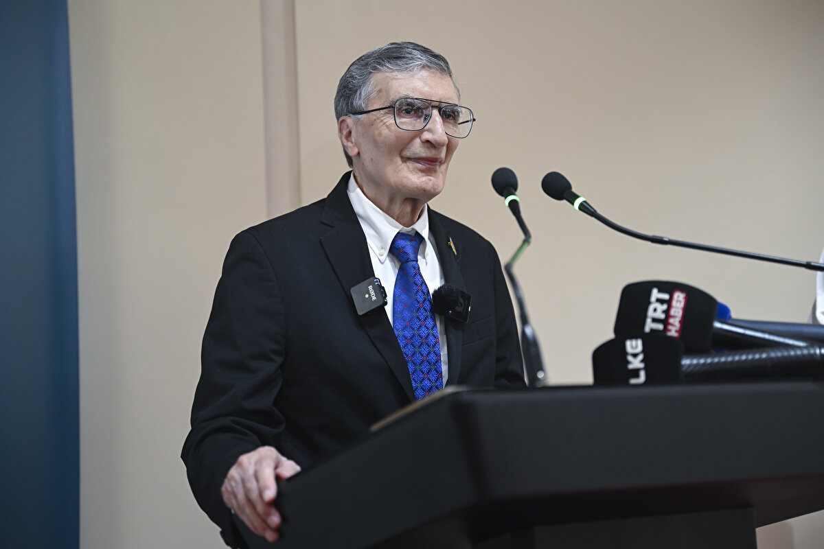 Törende konuşan Sancar, üniversiteye, öğretim üyelerine ve kendisine bu ünvanı layık gören herkese teşekkür ettiğini söyledi.