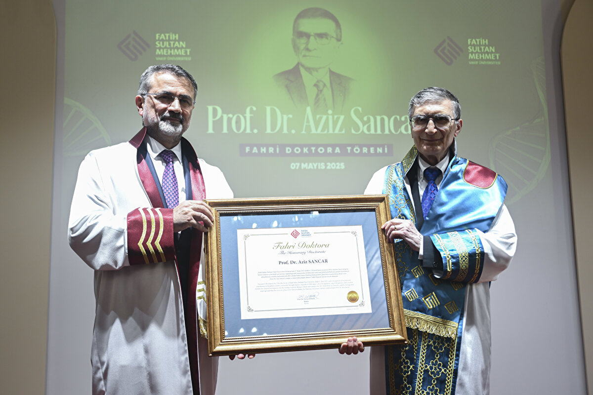 FSM Üniversitesi Mütevelli Heyeti Başkanı Mevlüt Uysal Sancar'a, Fatih Sultan Mehmet'in Aysu Mirzeoğlu tarafından resmedilen bir portesini armağan etti, tören, toplu fotoğraf çekimiyle sona erdi.