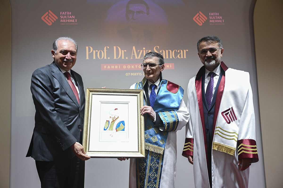 FSM Vakıf Üniversitesi Rektörü Prof. Dr. Nevzat Şimşek, Sancar'a davetlerine içtenlikle icabet ettiği için teşekkürlerini sundu.<br><br>Sancar'ın Türk gençlerine duyduğu yüksek sorumluluk duygusu ve Türk dünyasına olan derin bağlılığının, hem sözlerine hem de yaşamına yansıdığına dikkati çeken Şimşek, "Sancar Hocamızın hayatı, bilimsel bilgiyle ahlaki sorumluluğun birleştiği, sabır ve sebatla örülmüş bir başarı hikayesidir. Onun öyküsü bize gösteriyor ki, büyük başarılara giden yol ne rastlantılardan geçer ne de yalnızca zekaya dayanır. Bu yol, istikrarlı çabanın, yüksek bir sorumluluk bilincinin ve bilime adanmış bir hayatın ürünüdür. Bugün kendisini üniversitemizde misafir etmek, yalnızca bir bilim insanını ağırlamak değil; aynı zamanda ilkeleriyle, emeğiyle ve vakarla yazılmış bir ömrü kurumsal hafızamıza kazımaktır." ifadelerini kullandı.