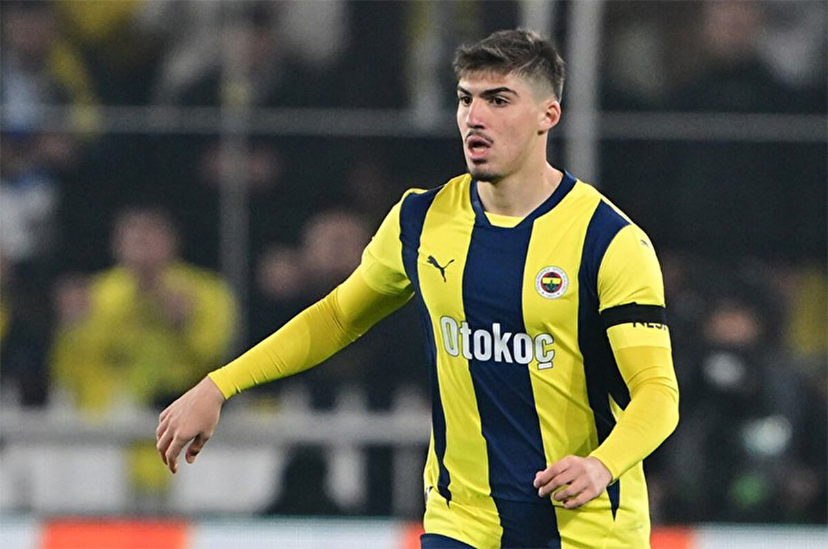 Marsilya'nın 19 yaşındaki stoper için Fenerbahçe'ye resmi teklif yaptığı iddia edildi. Marsilya'dan bir yönetici, Fenerbahçe Kulübü Başkanı Ali Koç, Asbaşkan Acun Ilıcalı ve futbolcunun menajeri Mirsad Türkcan, İstanbul'da görüşme gerçekleştirdi.<br>