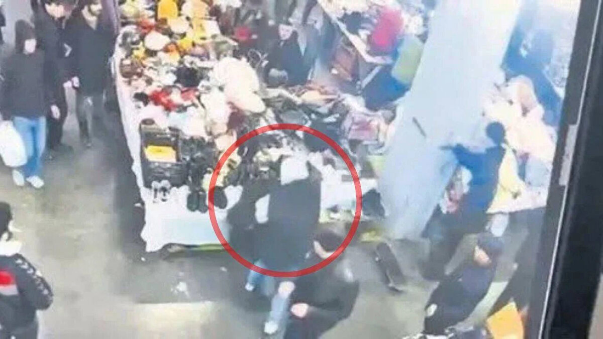 İstanbul Kadıköy'de 24 Ocak tarihinde alışveriş yapmak için gittiği bit pazarında bıçaklı saldırıya uğrayan Mattia Ahmet Minguzzi'nin(15) ölümüne ilişkin 'çocuğa karşı kasten öldürme' suçundan 24'er yıla kadar hapsi istenen 2 sanık ikinci kez hakim karşısına çıktı.